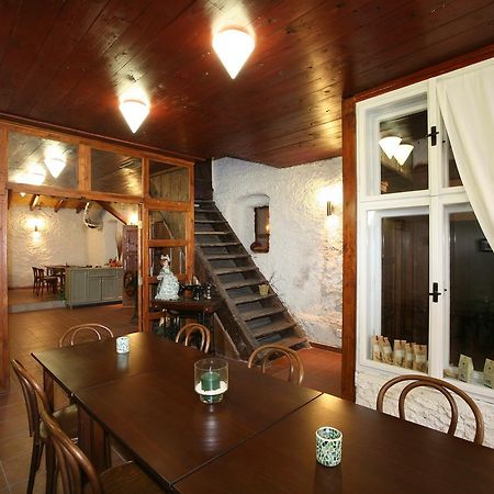 Hotel U Cerneho Orla Kostelec nad Cernymi Lesy Экстерьер фото