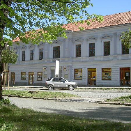 Hotel U Cerneho Orla Kostelec nad Cernymi Lesy Экстерьер фото