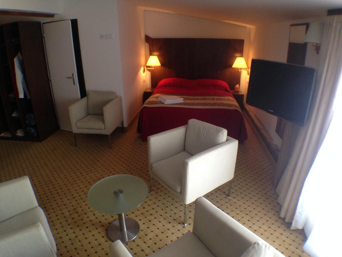 Hotel U Cerneho Orla Kostelec nad Cernymi Lesy Экстерьер фото