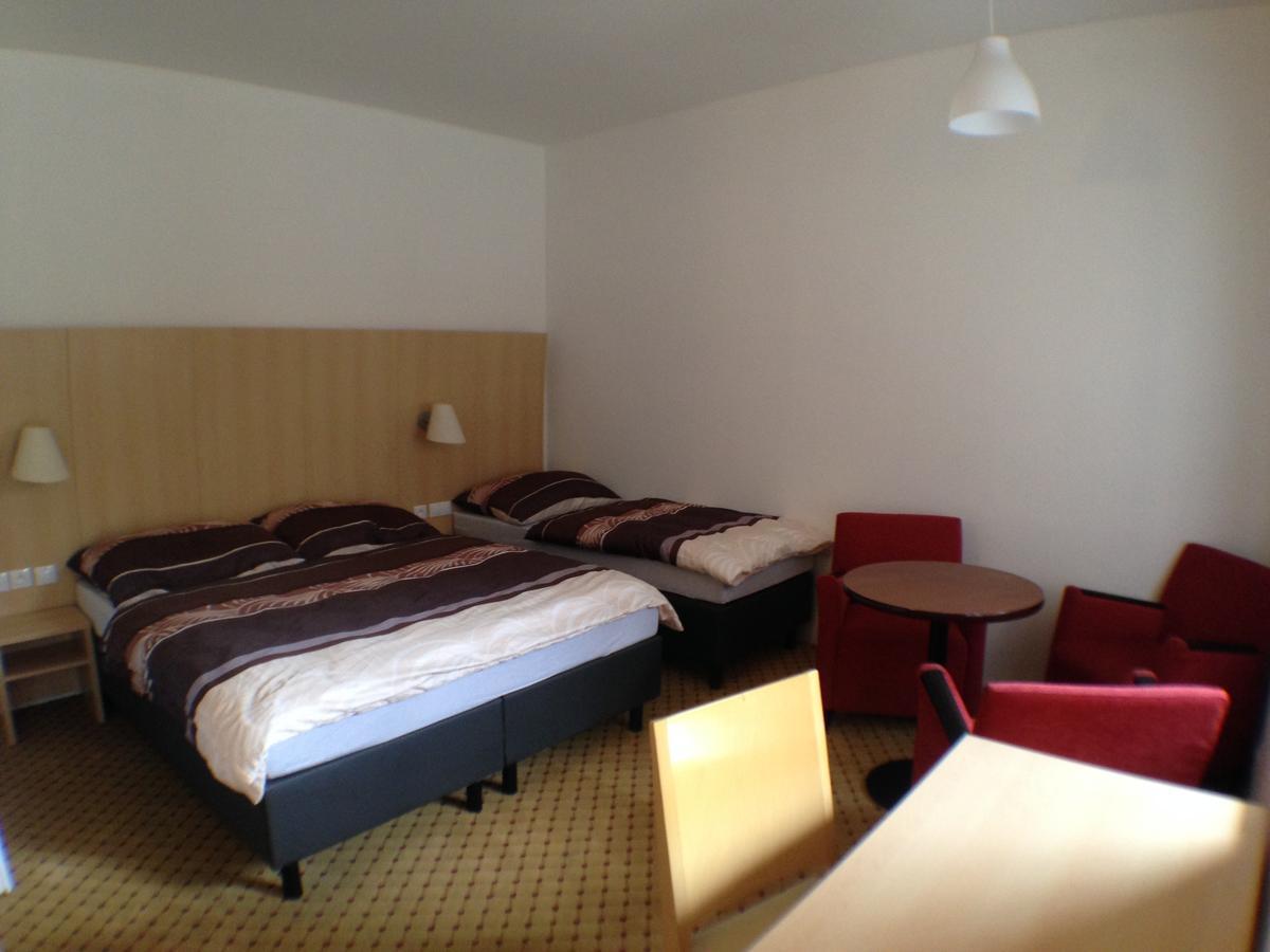 Hotel U Cerneho Orla Kostelec nad Cernymi Lesy Экстерьер фото