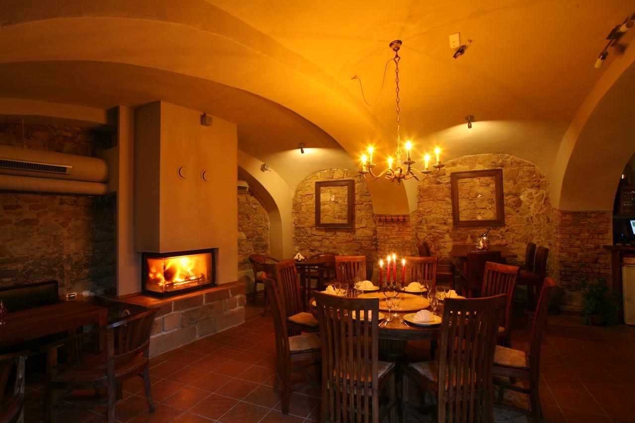 Hotel U Cerneho Orla Kostelec nad Cernymi Lesy Экстерьер фото