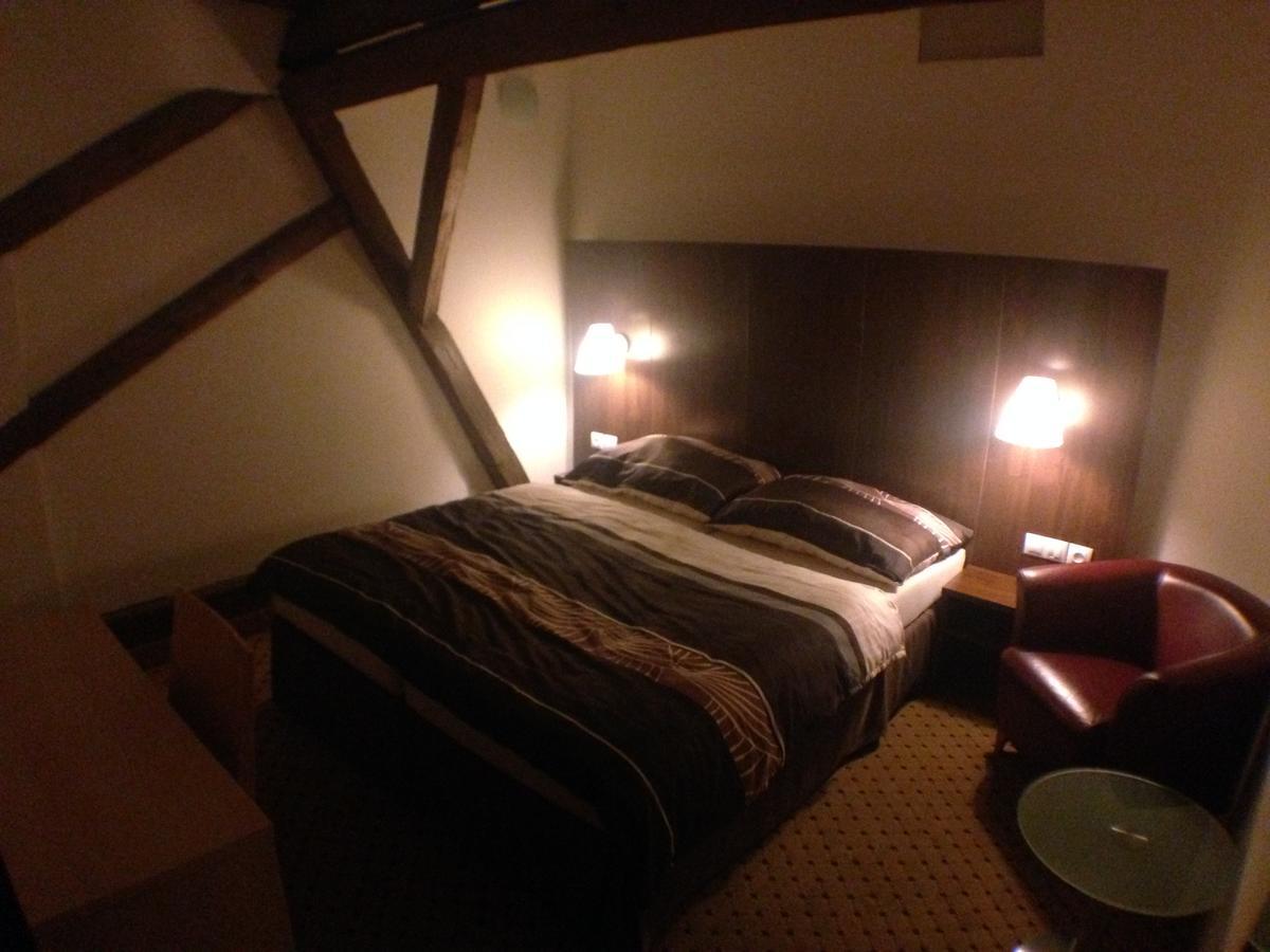 Hotel U Cerneho Orla Kostelec nad Cernymi Lesy Экстерьер фото