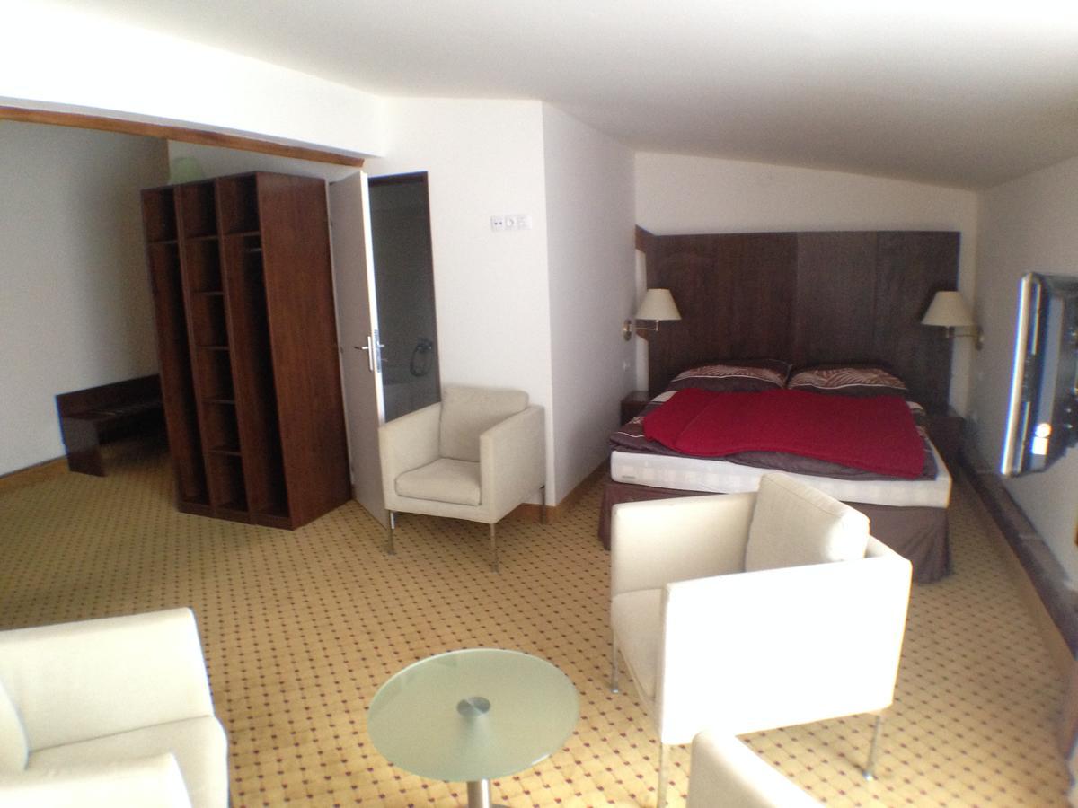 Hotel U Cerneho Orla Kostelec nad Cernymi Lesy Экстерьер фото