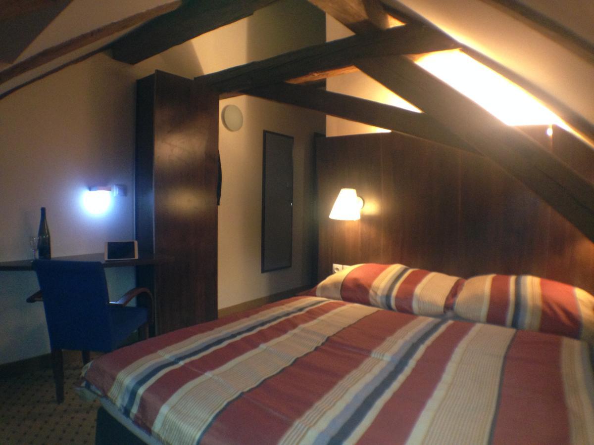 Hotel U Cerneho Orla Kostelec nad Cernymi Lesy Экстерьер фото