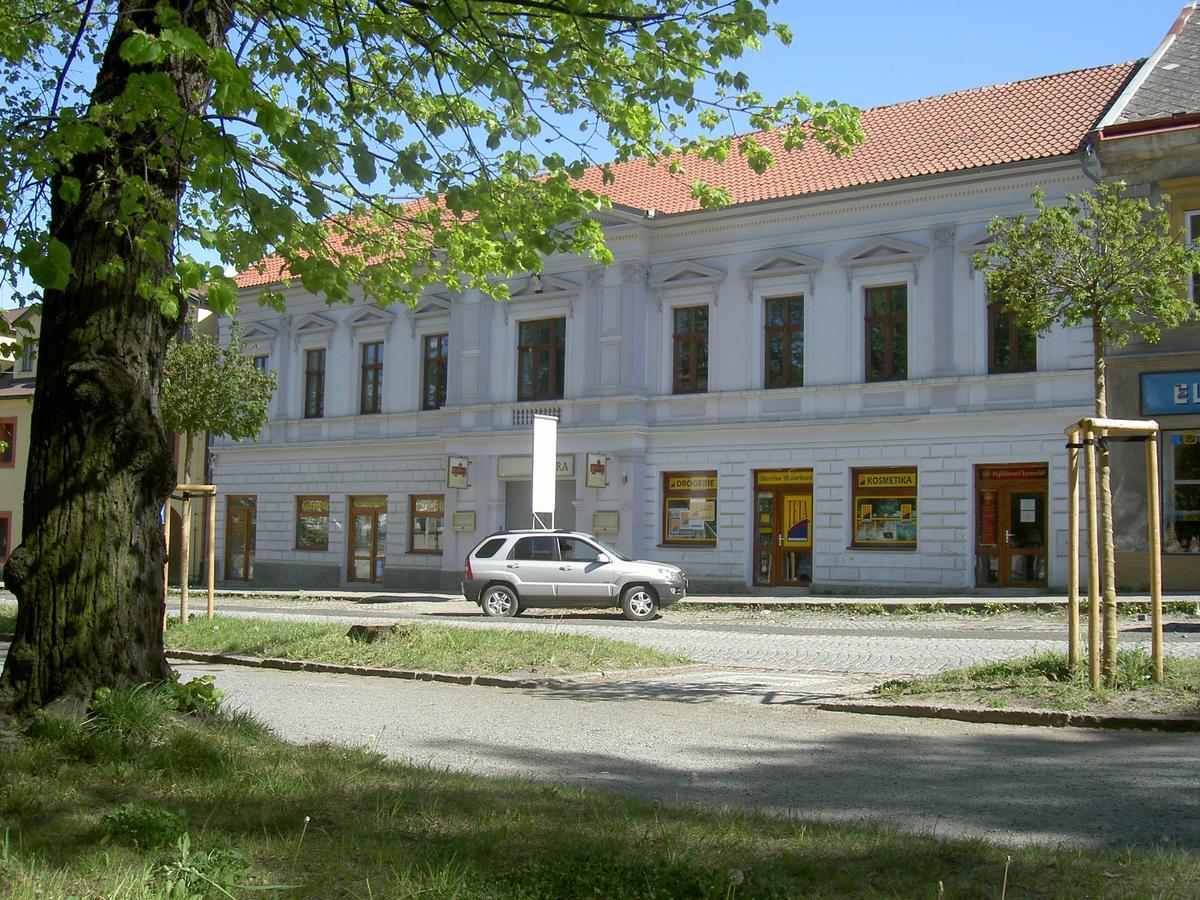 Hotel U Cerneho Orla Kostelec nad Cernymi Lesy Экстерьер фото