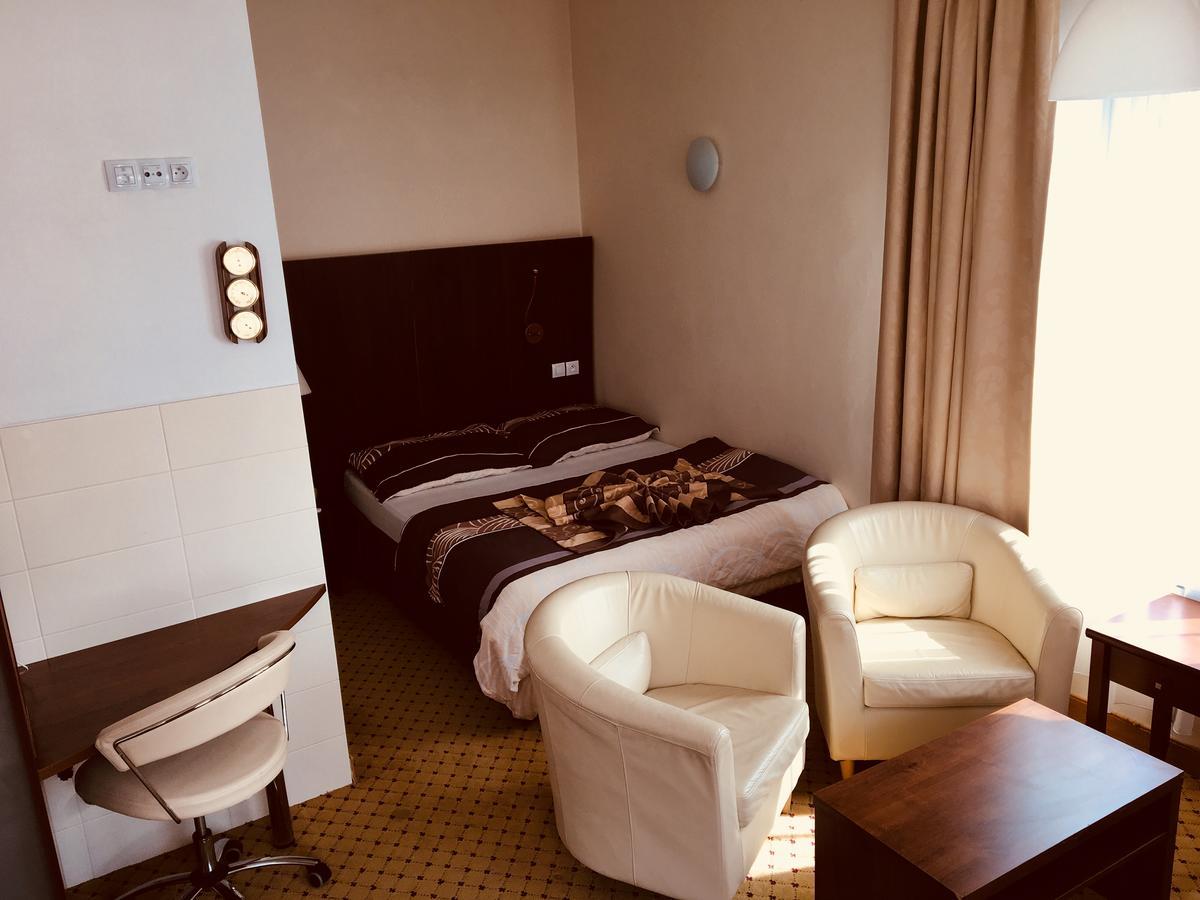 Hotel U Cerneho Orla Kostelec nad Cernymi Lesy Экстерьер фото