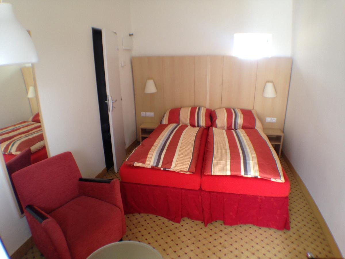 Hotel U Cerneho Orla Kostelec nad Cernymi Lesy Экстерьер фото