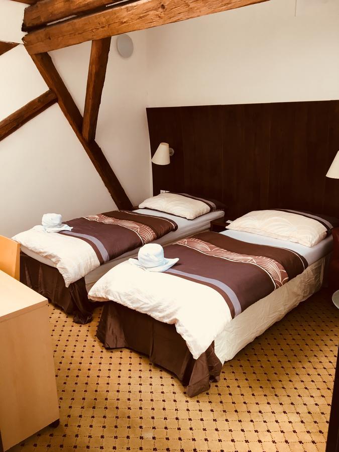 Hotel U Cerneho Orla Kostelec nad Cernymi Lesy Экстерьер фото